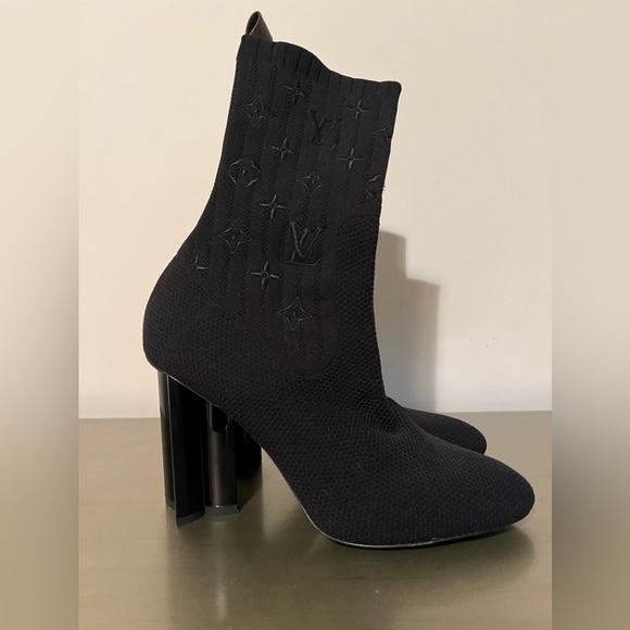 LOUIS VUITTON
Louis Vuitton Silhouette Ankle Boots - Picture 1 of 8